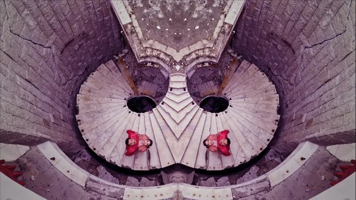 Hi&ccedil;bir Şey Normal Değil izle