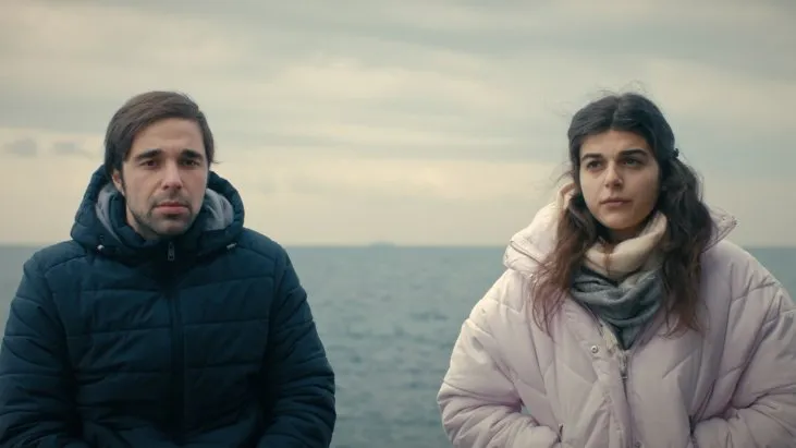 Sanki Her Şey Biraz Felaket izle